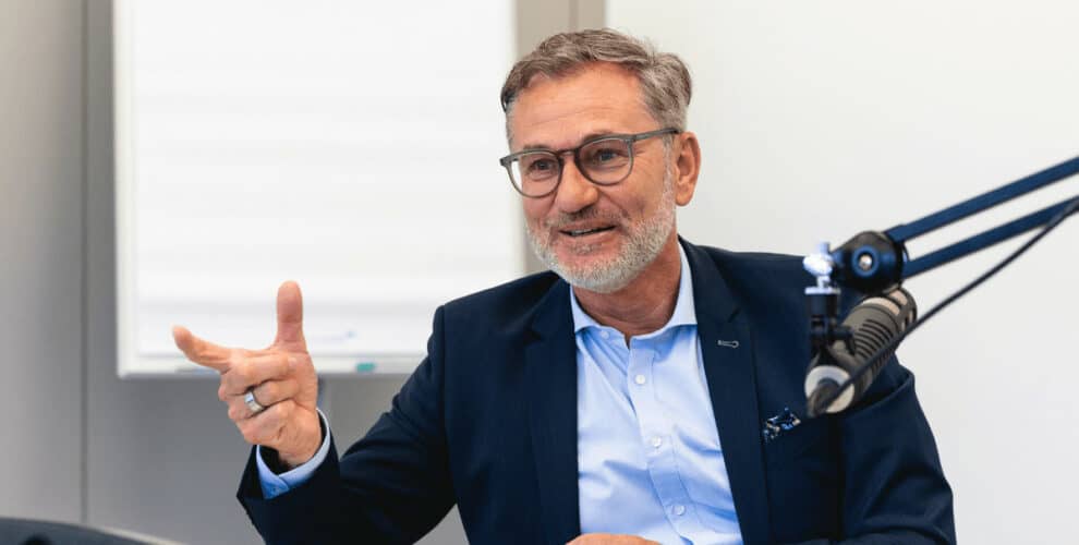 Gerhard Pölz, der Chef von ASTRUM IT, in seinem Büro beim Bürobesuch-Interview.