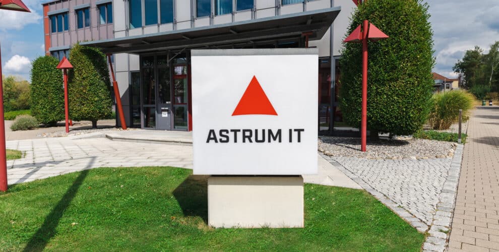 Gebäude Astrum IT von vorne mit Logo
